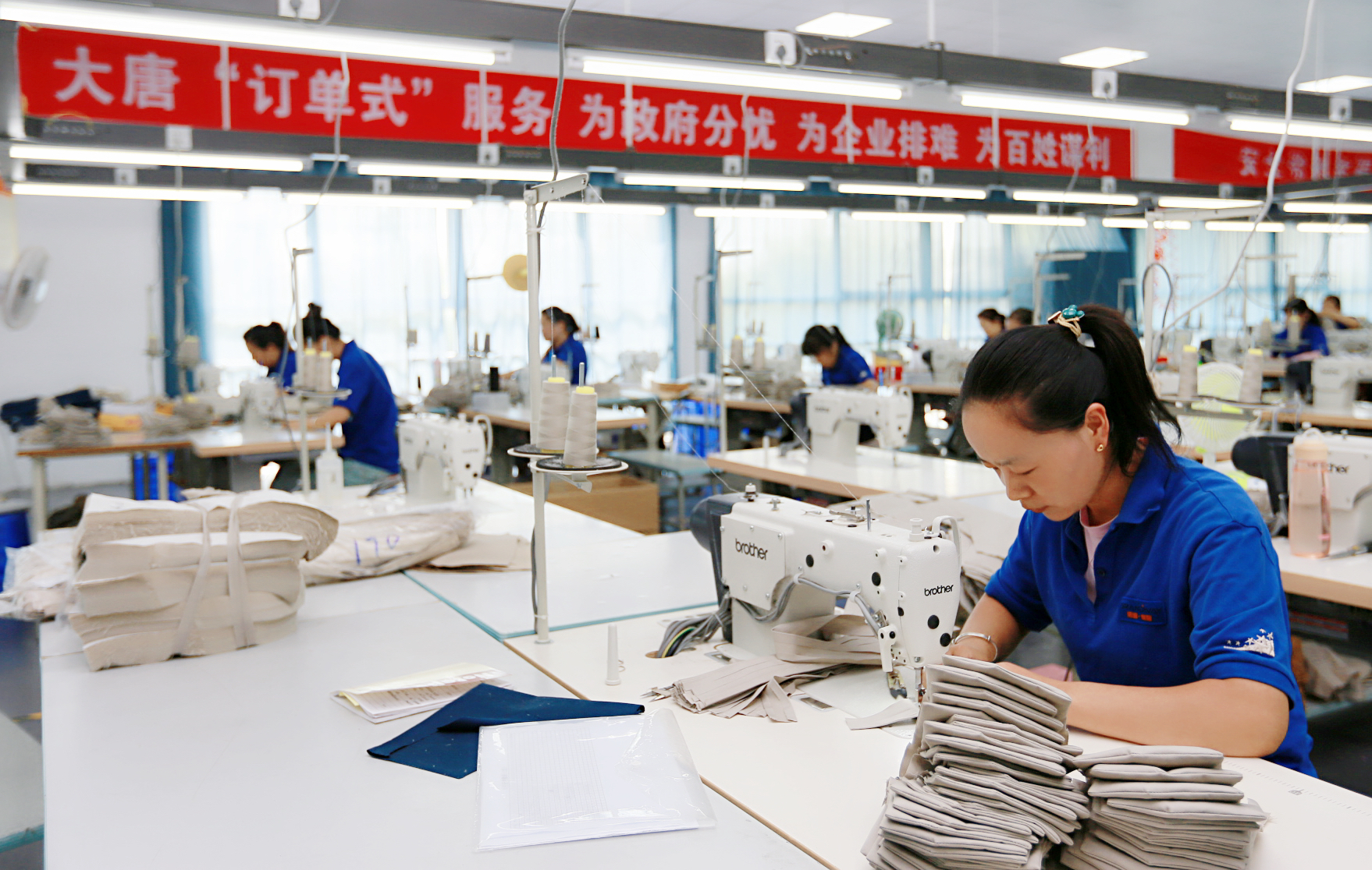 4.PG试玩引进“订单式”扶贫企业.，让异地搬迁群众实现家门口就业.jpg