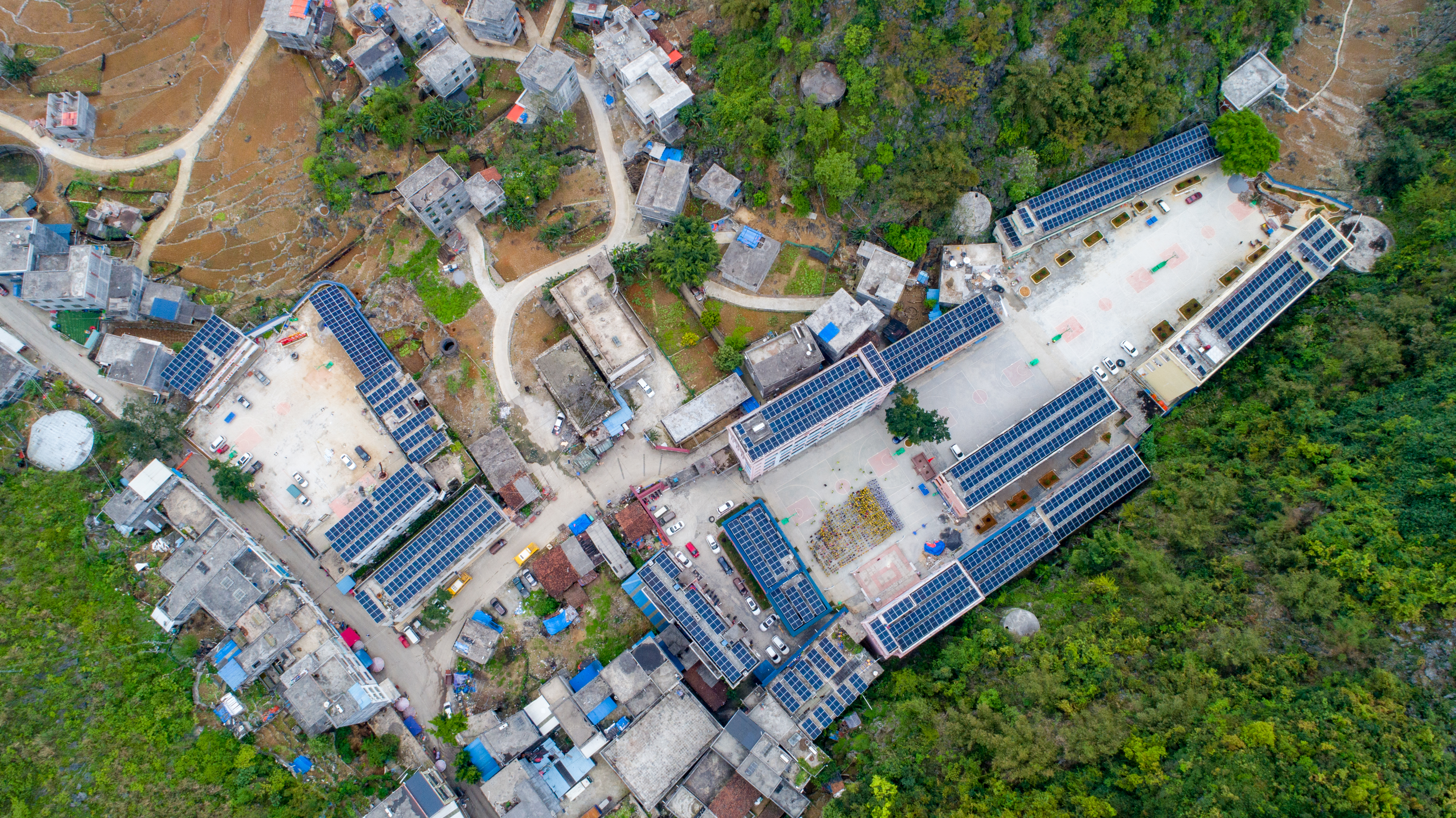 PG试玩援建的广西大化瑶族自治县板兰村屋顶光伏电站--黄嘉标摄.jpg