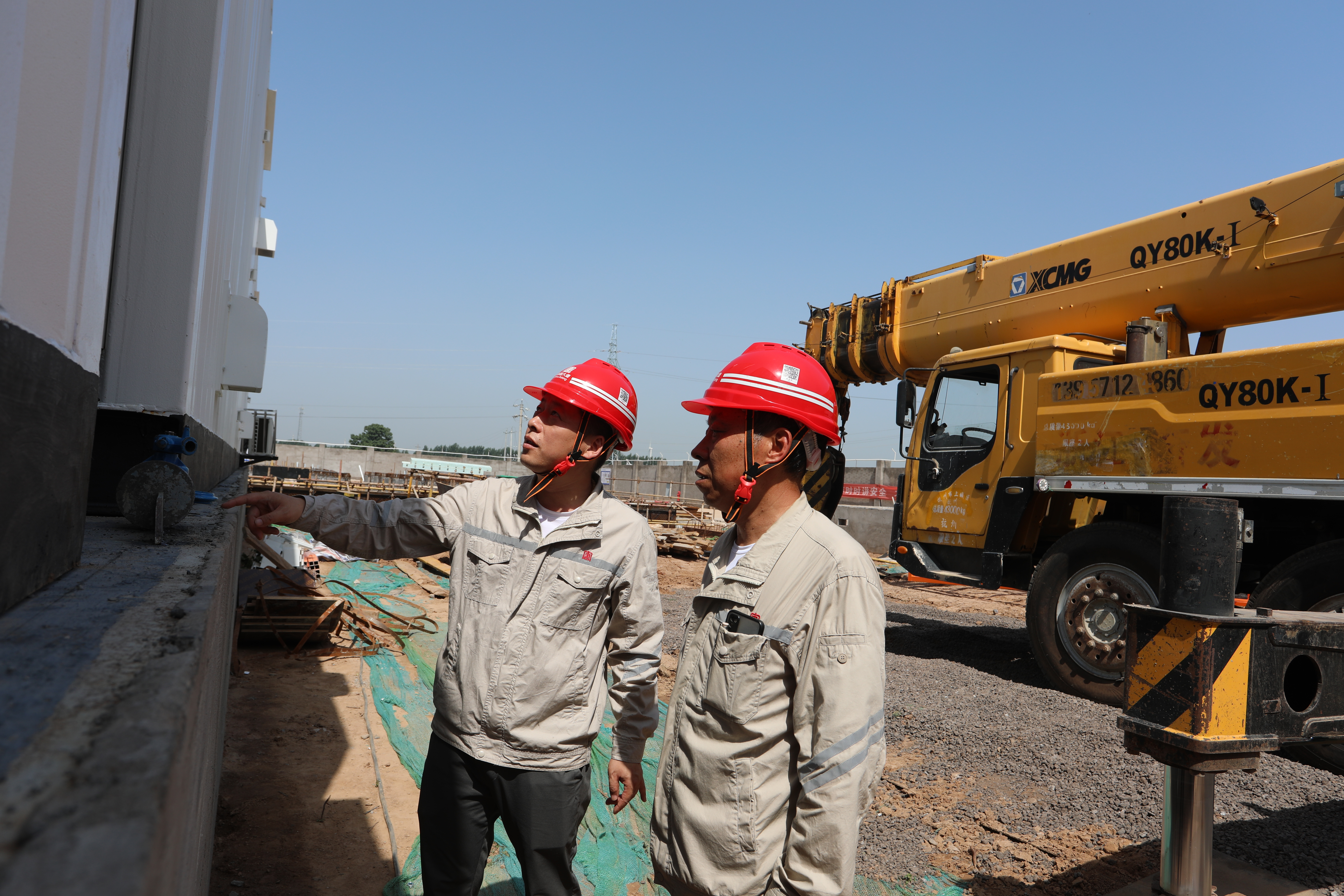 崔红军师傅在现场查看升压站土建质量.jpg