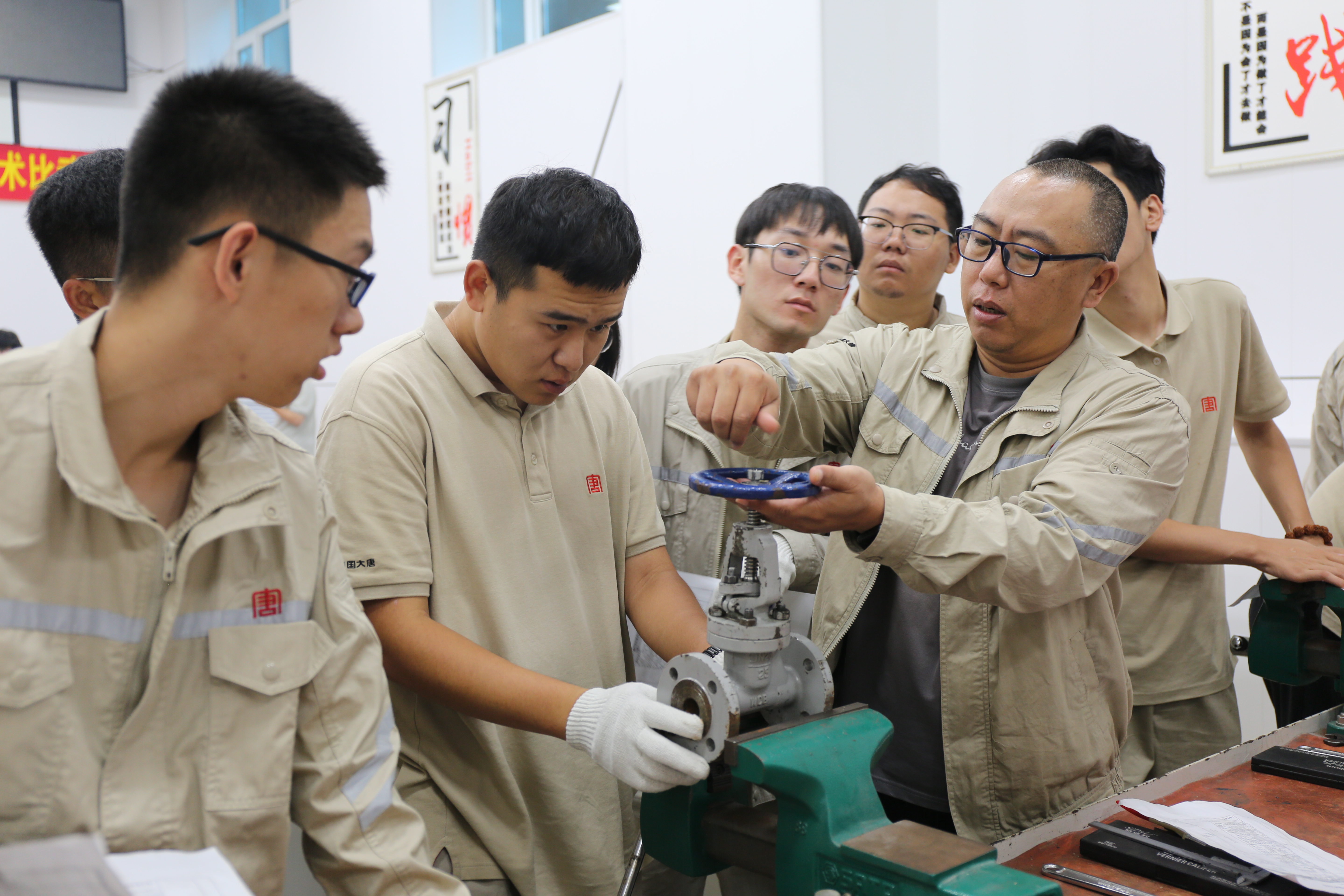 3PG试玩黑龙江公司新员工在老师傅的带领下认真学习专业技能.jpg