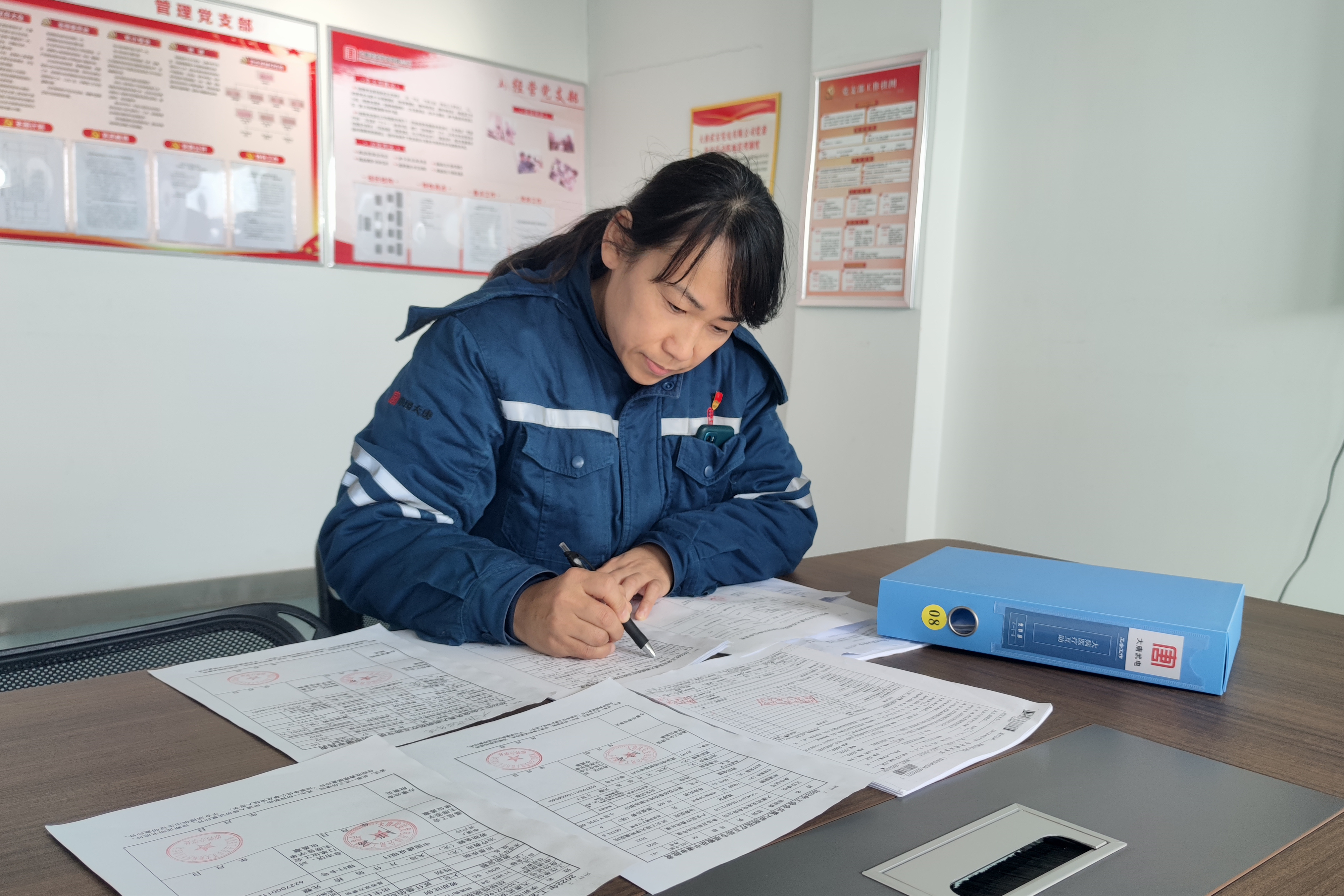 PG试玩武安发电有限公司张华正在梳理职工专项救助材料.jpg
