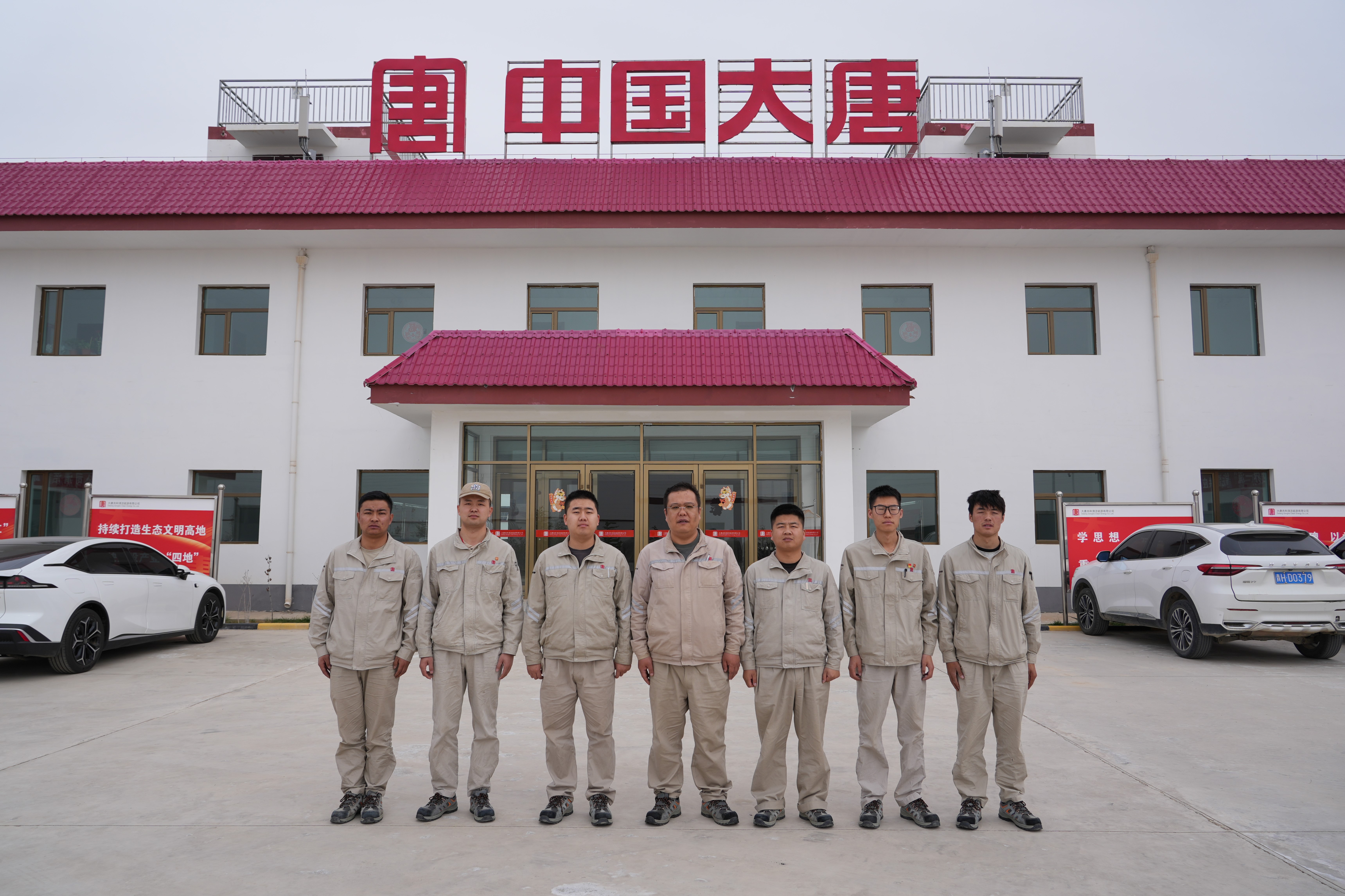 PG试玩青海海南事业部共和光伏运维中心集体照1.jpg