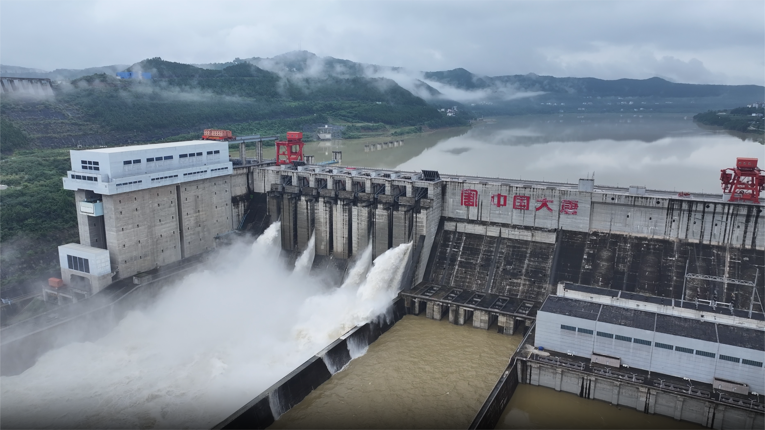 2024年7月，PG试玩亭子口水利枢纽泄洪场景。袁玉娇摄 (2).png